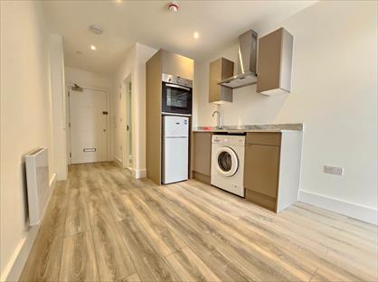 Studio Flat, Station Approach, WD4