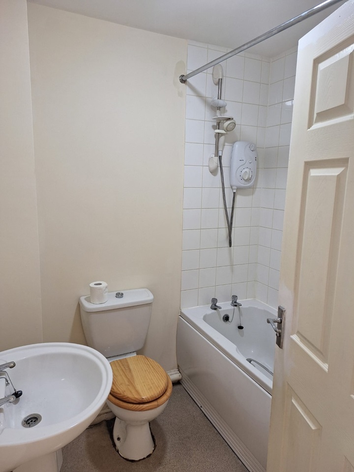 Bloxwich, Walsall 1 Bed Flat, Marton Court, WS3 To Rent Now for £600.00 p/m