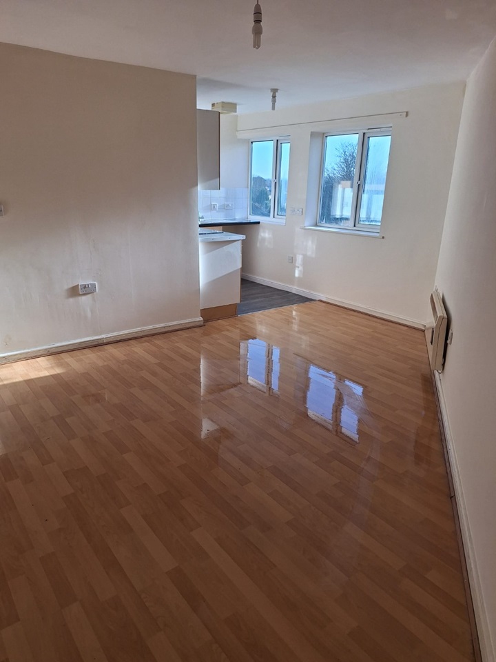 Bloxwich, Walsall 1 Bed Flat, Marton Court, WS3 To Rent Now for £600.00 p/m