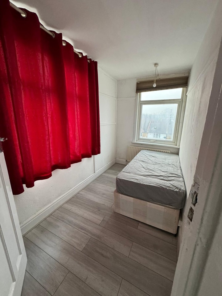 London Room in a Shared House, Pinner Green, HA5 To Rent Now for £