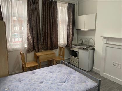 Studio Flat, Parade Mansions, NW4