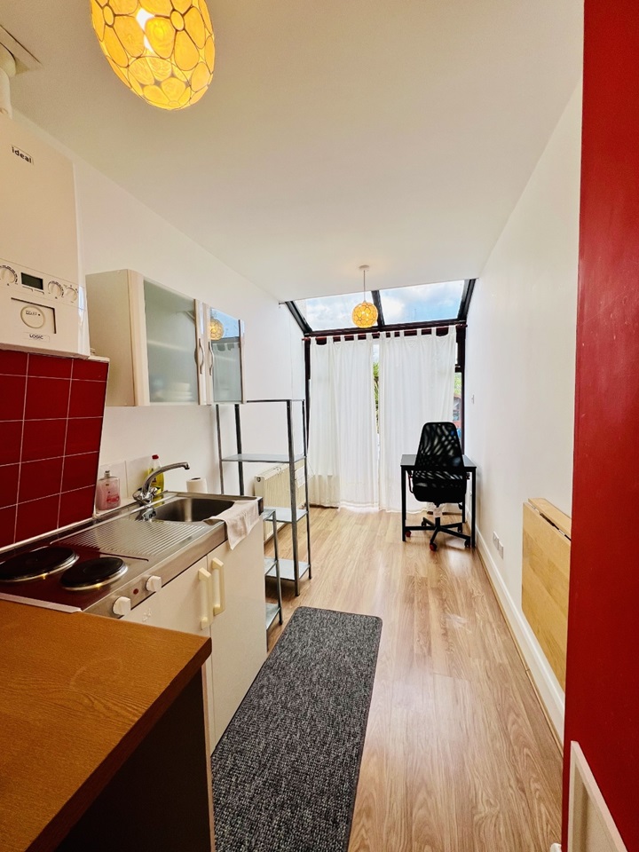 Cheam, Sutton Studio Flat, Henley Avenue, SM3 To Rent Now for £975.