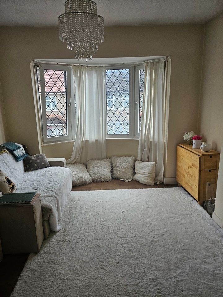 Mitcham 1 Bed Flat, Ashtree Avenue, CR4 To Rent Now for £1,300.00 p/m