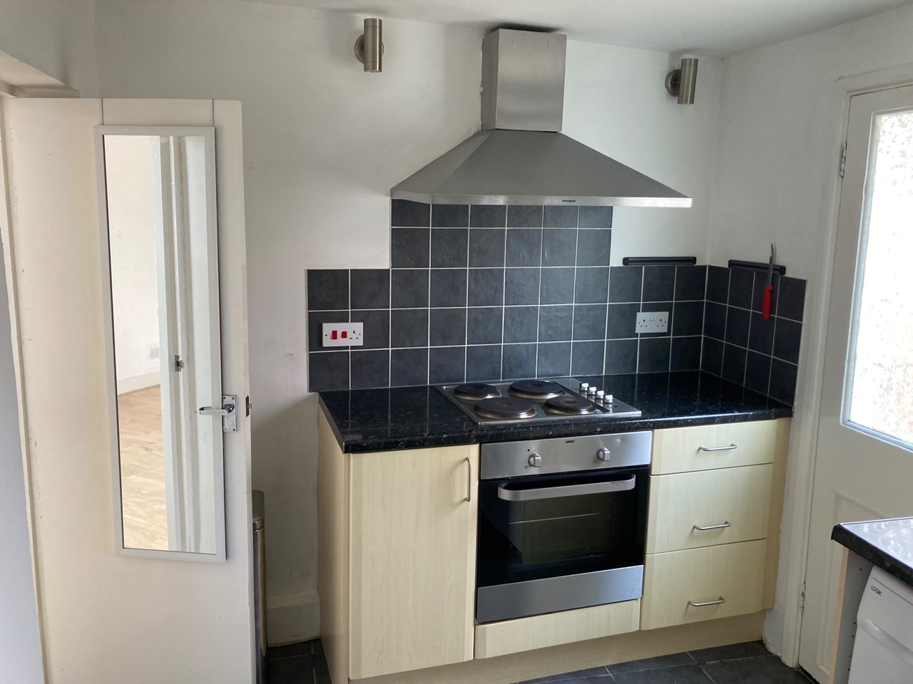 London Studio Flat, Chertsey Street, SW17 To Rent Now for £1,275.00 p/m