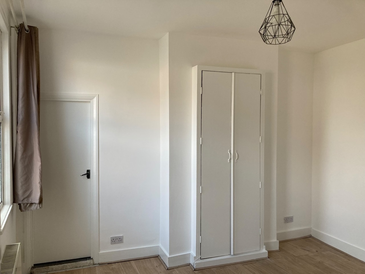 London Studio Flat, Chertsey Street, SW17 To Rent Now for £1,275.00 p/m