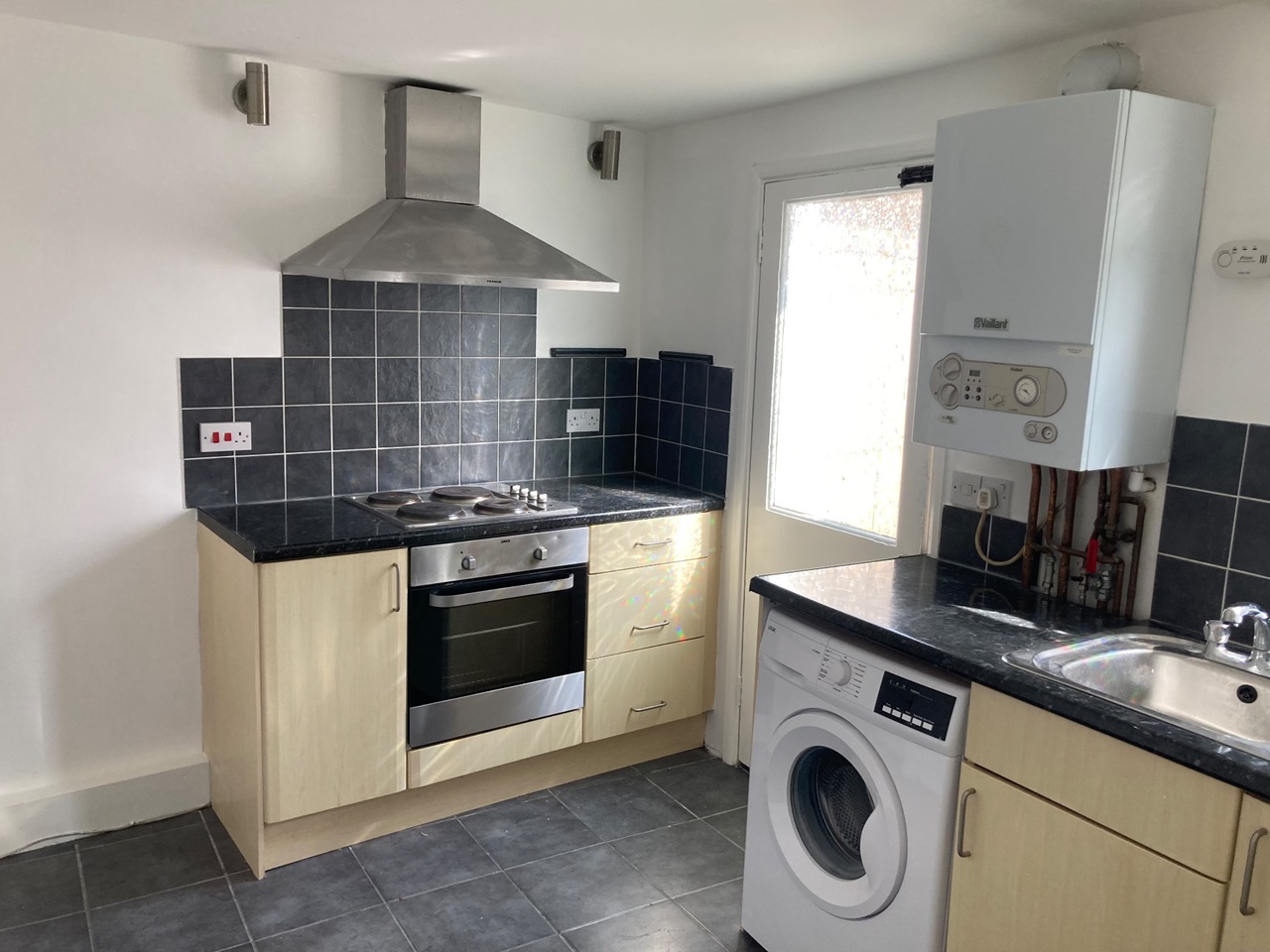 London Studio Flat, Chertsey Street, SW17 To Rent Now for £1,275.00 p/m