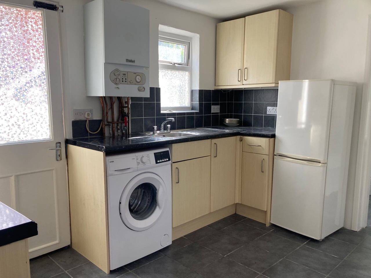 London Studio Flat, Chertsey Street, SW17 To Rent Now for £1,275.00 p/m