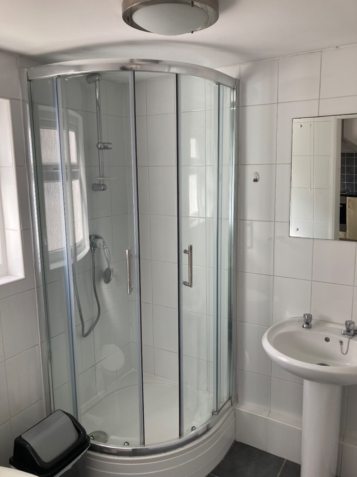 London Studio Flat, Chertsey Street, SW17 To Rent Now for £1,275.00 p/m