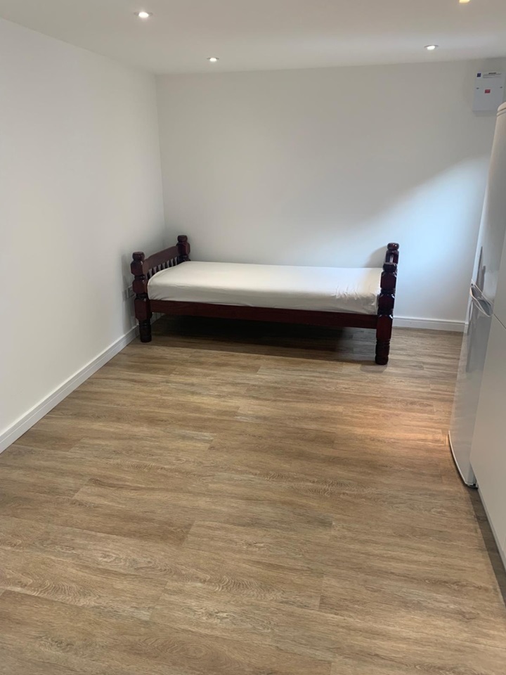 Feltham Studio Flat, Hanworth, TW13 To Rent Now for £1,000.00 p/m