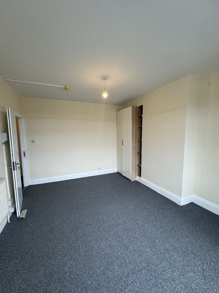Surbiton Studio Flat, Tolworth Rise North, KT5 To Rent Now for £