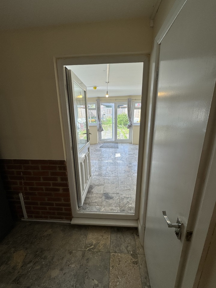 Surbiton Studio Flat, Tolworth Rise North, KT5 To Rent Now for £