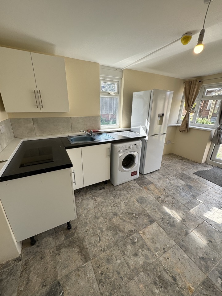 Surbiton Studio Flat, Tolworth Rise North, KT5 To Rent Now for £