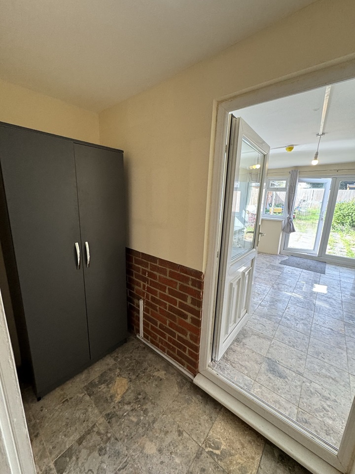 Surbiton Studio Flat, Tolworth Rise North, KT5 To Rent Now for £