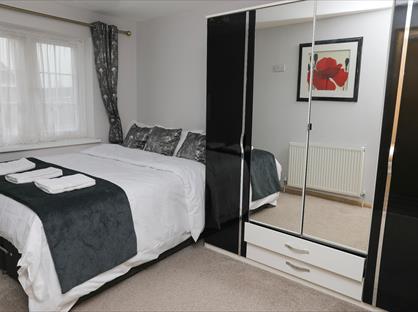 3 Bed Semi-Detached House, Waldstock Road, SE28