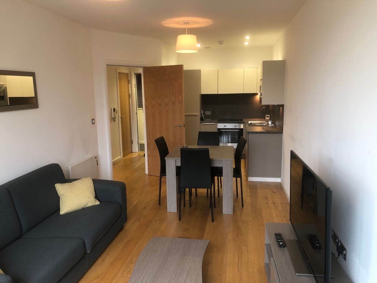 1 Bed Flat, High Street, M4 photo 2