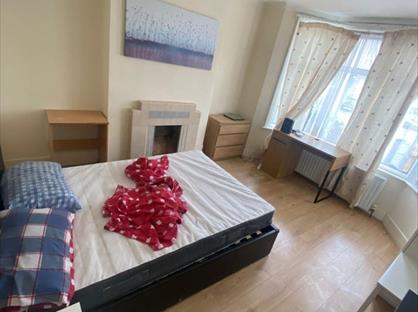 Room in a Shared House, Elm Road, KT3