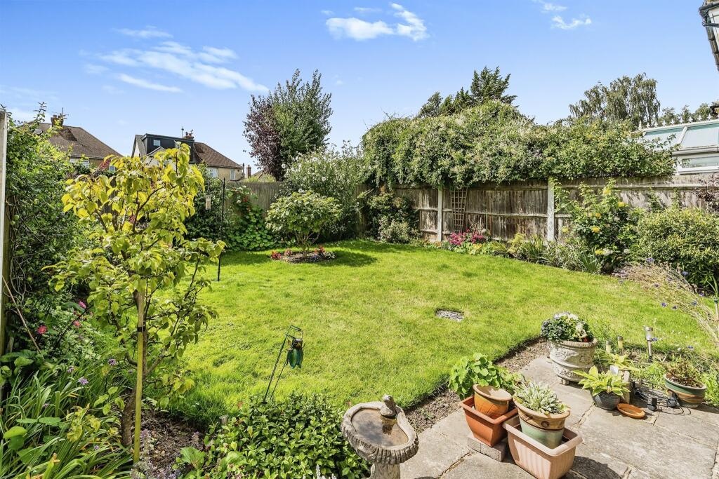 Rainham, Gillingham 4 Bed Detached House, Ashurst Place, ME8 To