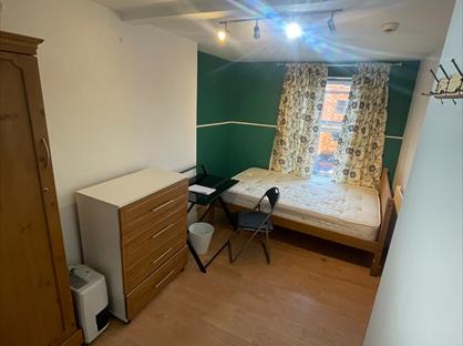 Room in a Shared House, Talbot Road, M14