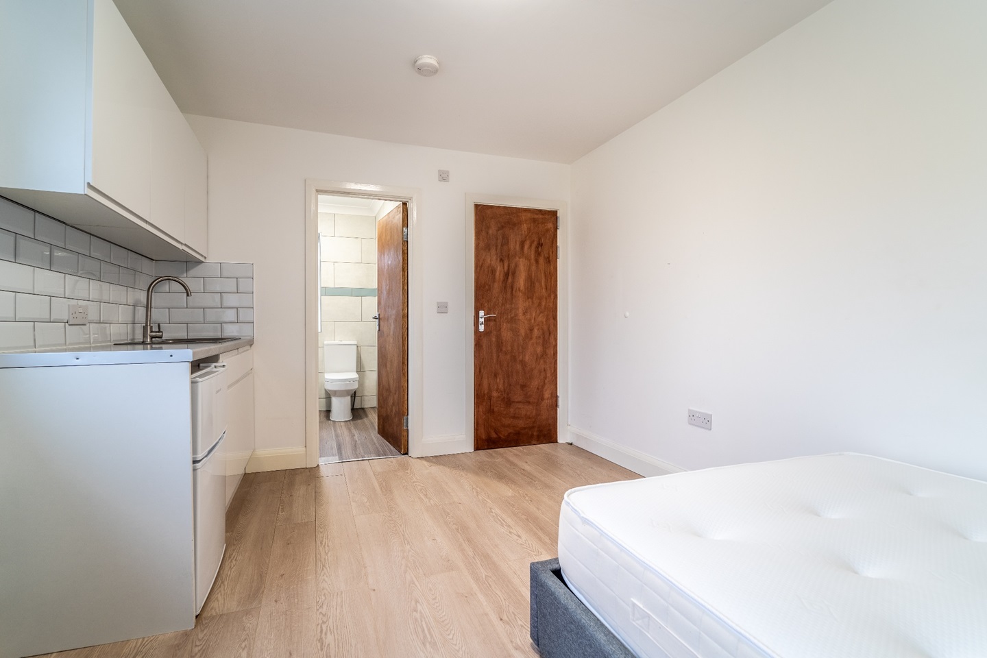 Borehamwood Studio Flat, Rowley Lane, WD6 To Rent Now for £900.00 p/m