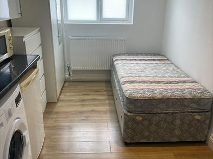 Studio Flat, Brecon Close, CR4