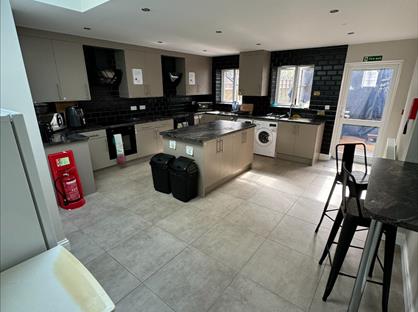 Bedsit, Sutton Road, TW5