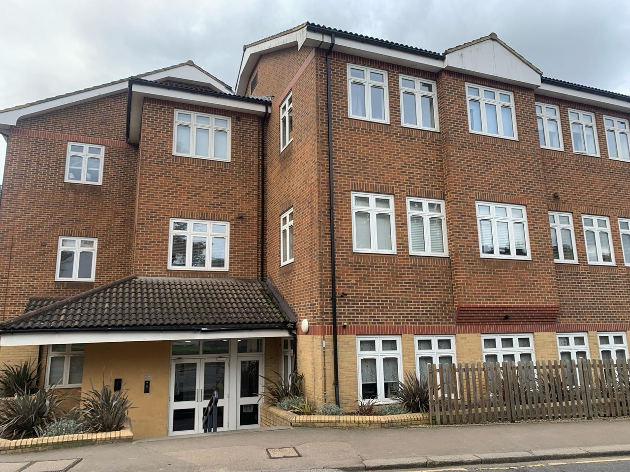 Reigate 1 Bed Flat, Park View, RH2 To Rent Now for £1,150.00 p/m