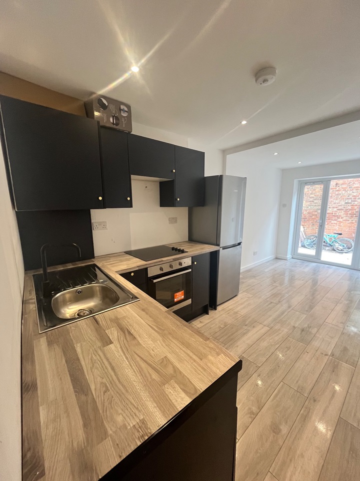 London 2 Bed Flat, Burns Road, NW10 To Rent Now for £2,050.00 p/m