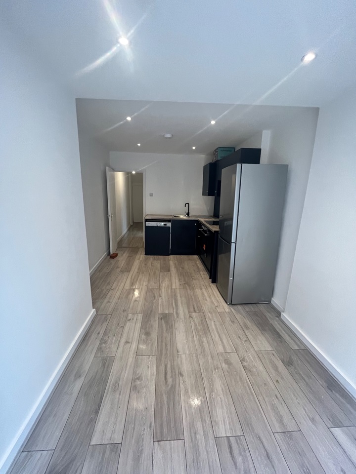 London 2 Bed Flat, Burns Road, NW10 To Rent Now for £2,050.00 p/m