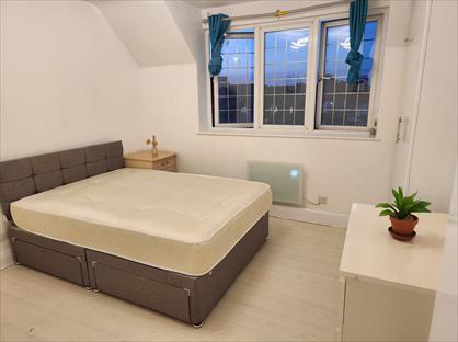 2 Bed Flat, Great West Road, TW5
