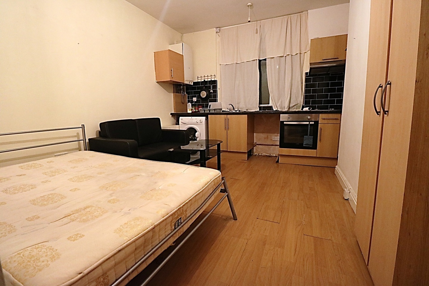 London Studio Flat, High Road Leytonstone, E11 To Rent Now for £