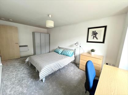 2 Bed Flat, The Quadrangle, M1