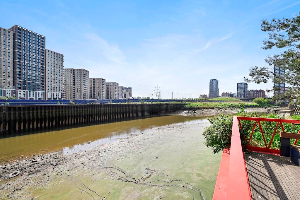 London Studio Flat, Defoe House, E14 To Rent Now for £2,000.00 p/m