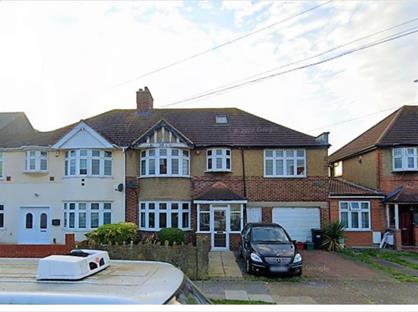 5 Bed Semi-Detached House, Burns Way, TW5