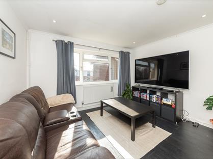 2 Bed Flat, Emmer Green Court, RG4