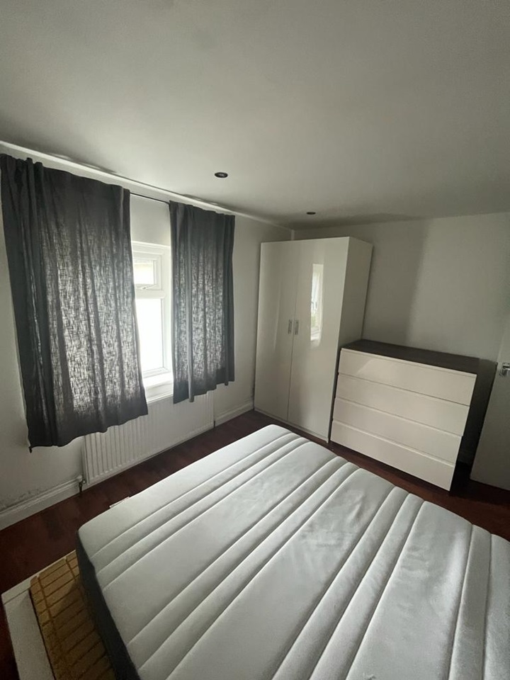 Sutton 1 Bed Flat, Egmont Road, SM2 To Rent Now for £1,400.00 p/m