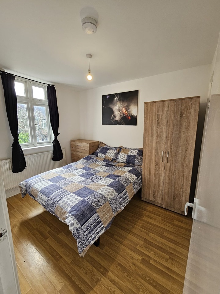London Studio Flat, Rosebery Avenue, N17 To Rent Now for £1,149.00 p/m