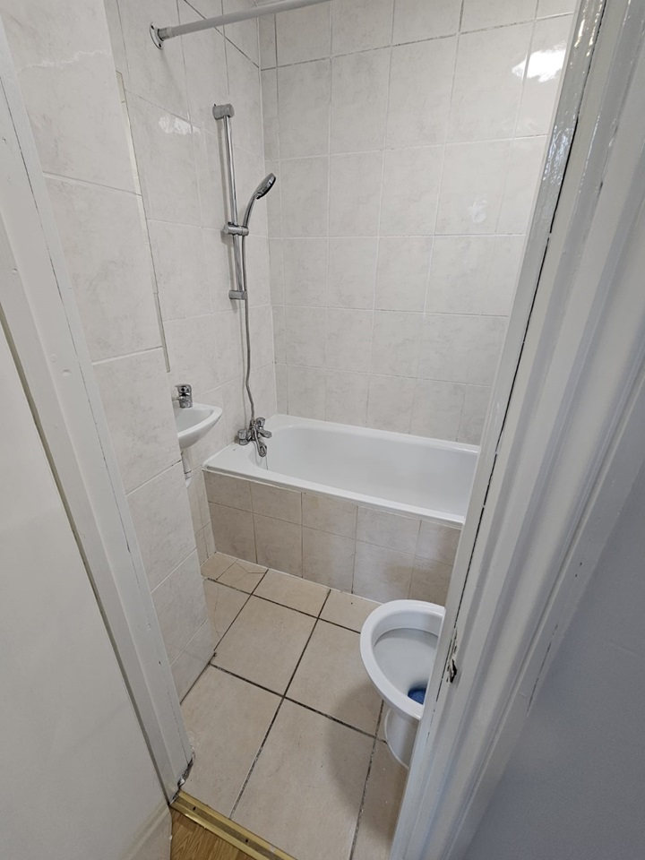 London Studio Flat, Rosebery Avenue, N17 To Rent Now for £1,149.00 p/m