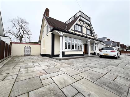 4 Bed Bungalow, Curtis Road, RM11