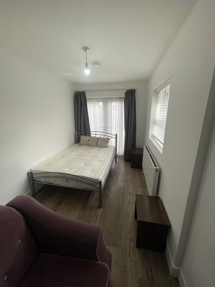London Studio Flat, Huxley Road, N18 To Rent Now for £1,450.00 p/m