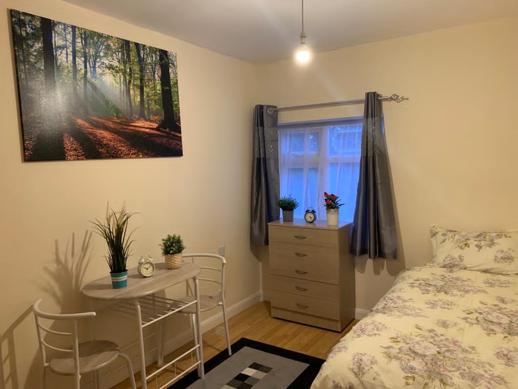 London Room in a Shared House, Norfolk Avenue, N13 To Rent Now for