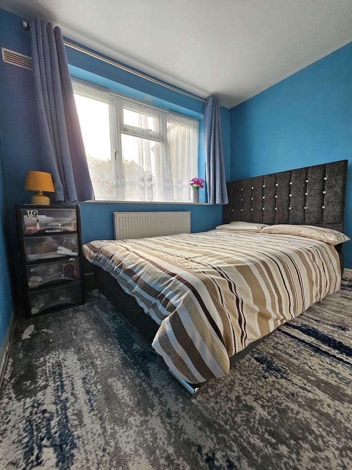 Ruislip Room in a Shared Flat, West End Road, HA4 To Rent Now for £
