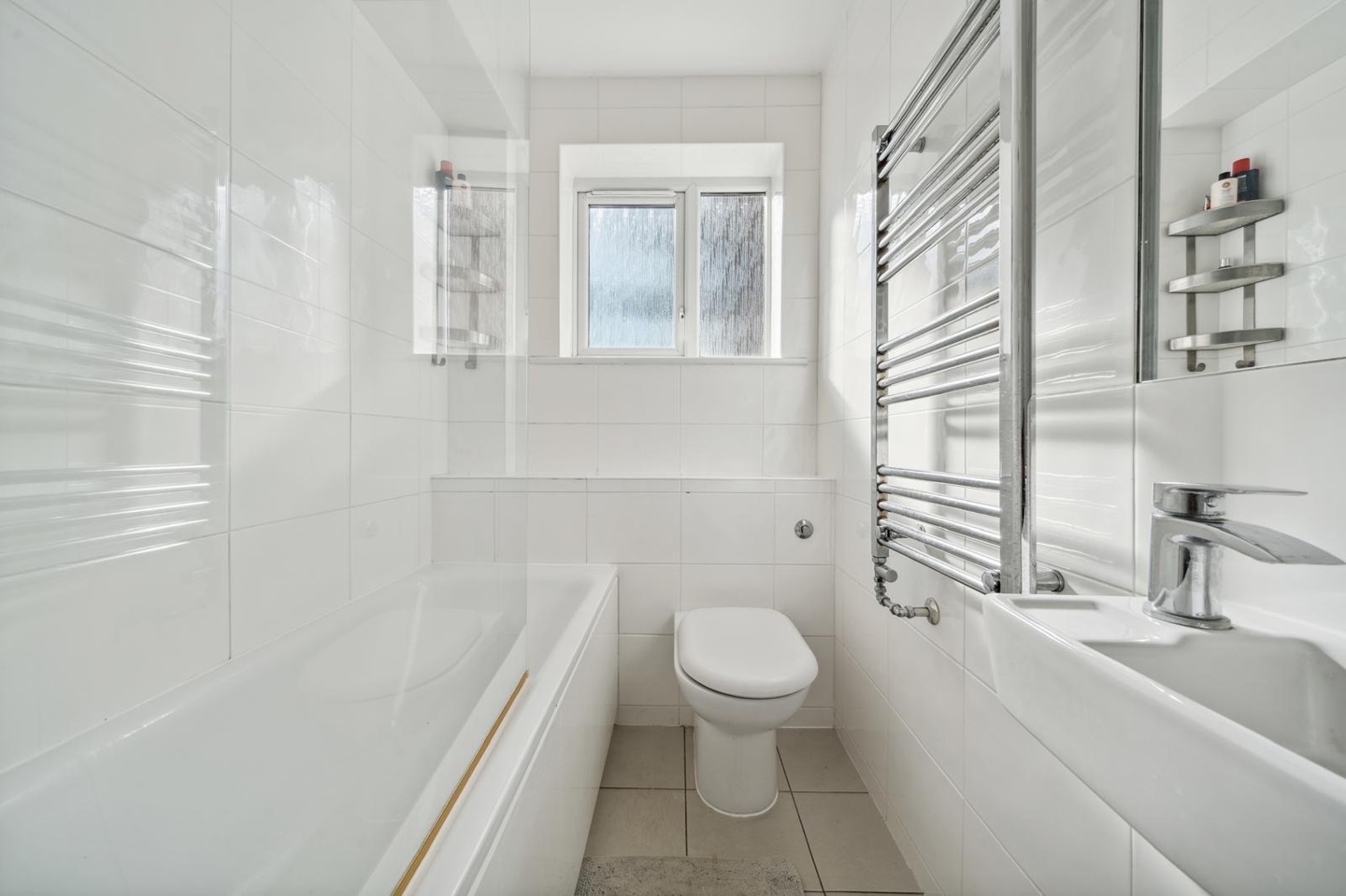 London Room in a Shared Flat, Urmston Drive, SW19 To Rent Now for £975.00 p/m