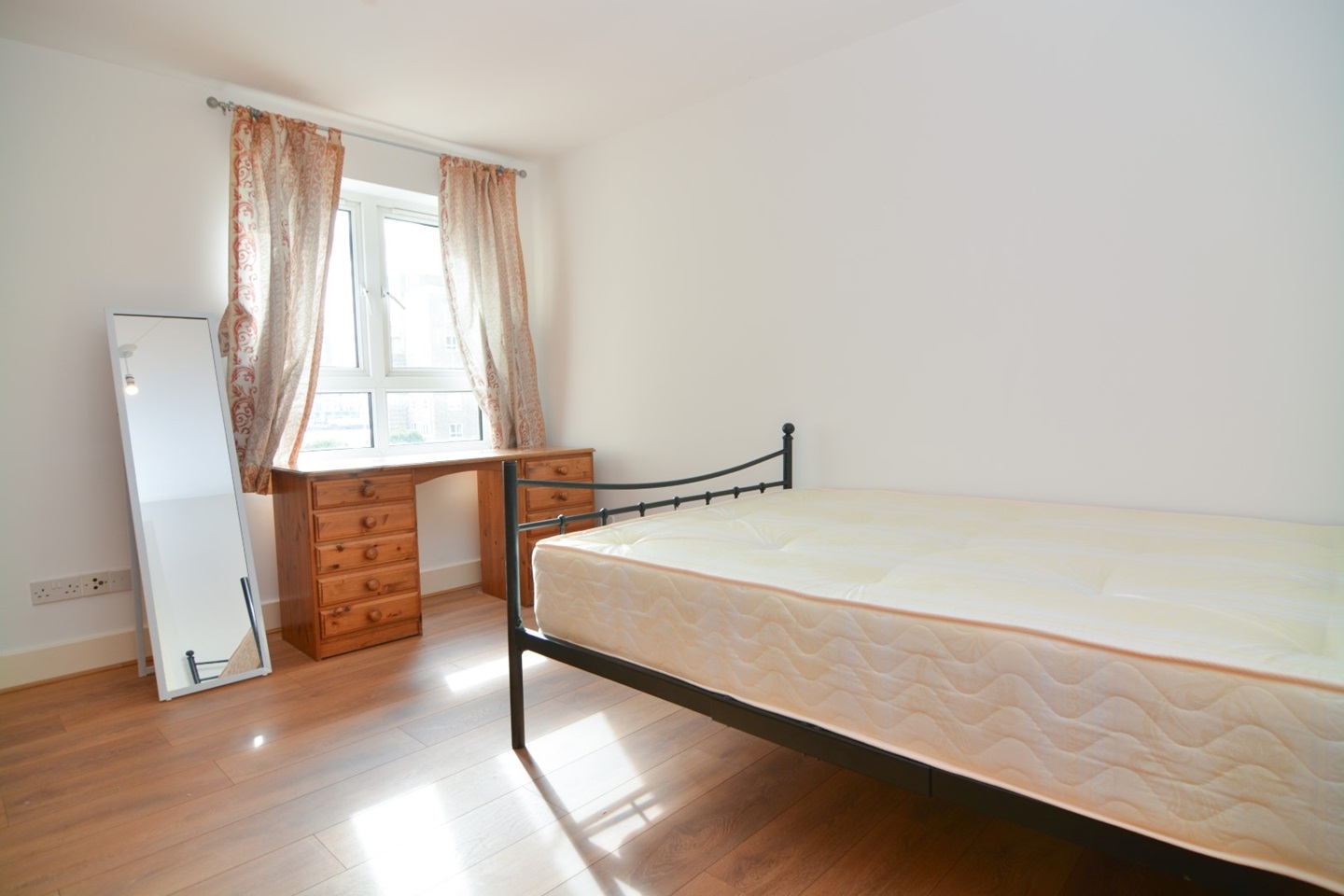 London Room in a Shared Flat, St. Davids Square, E14 To Rent Now