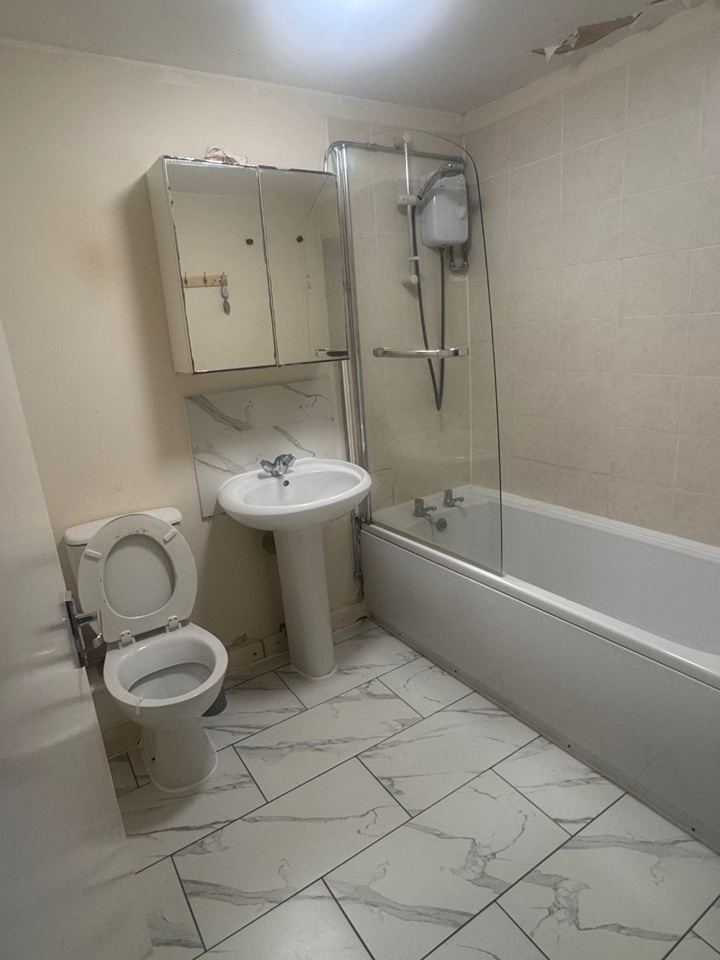 2 Bed Flat, Two Mile Hill Road, BS15 photo 3
