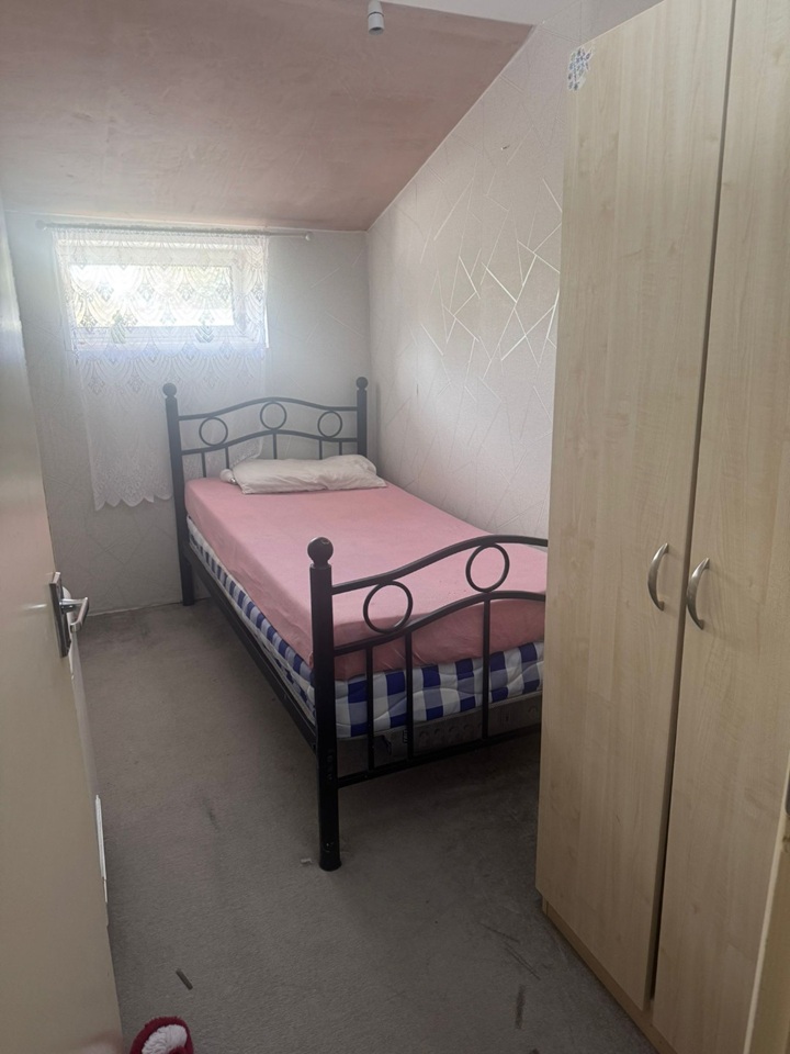 2 Bed Flat, Two Mile Hill Road, BS15 photo 5