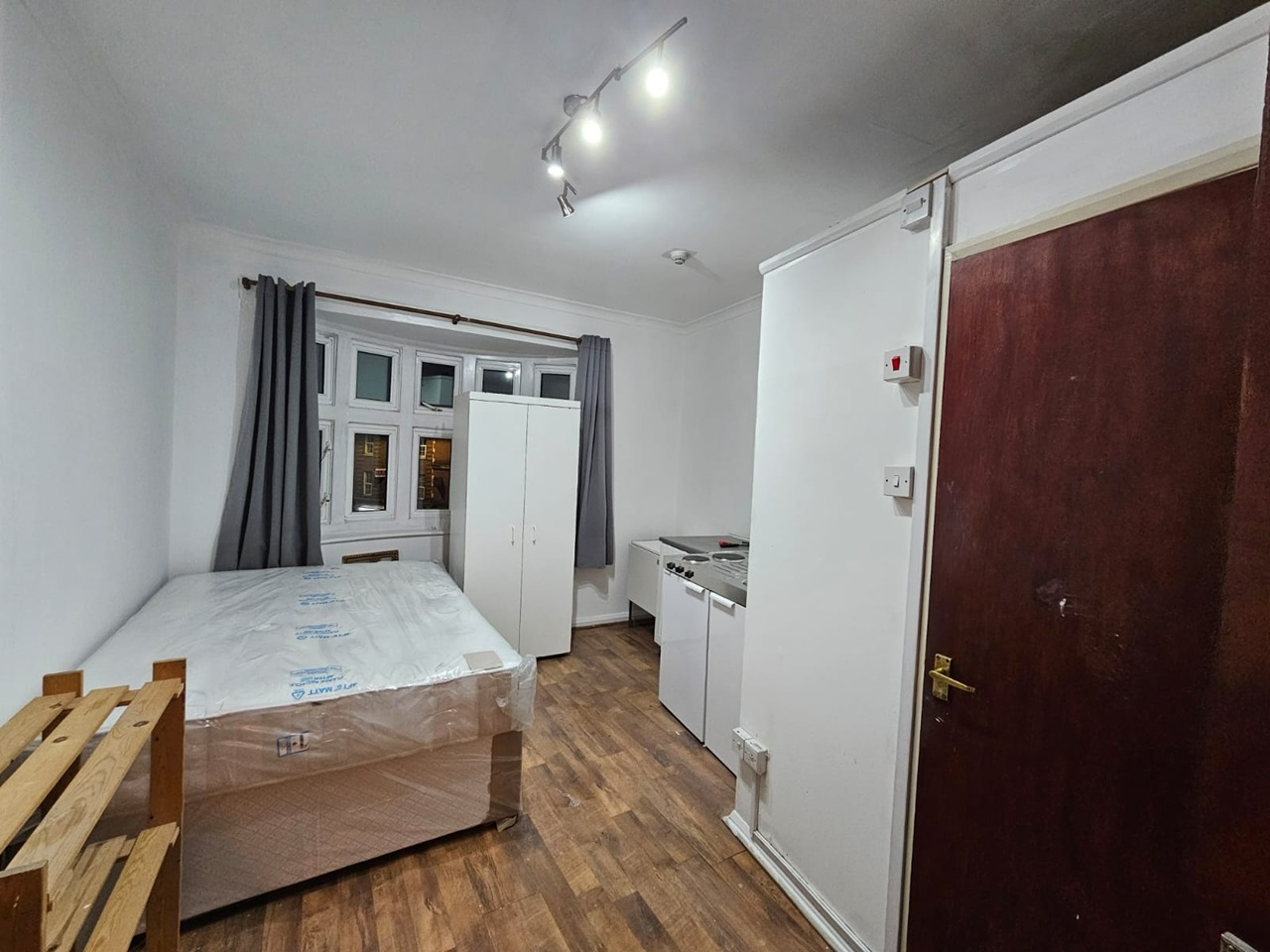 London Studio Flat, Finchley Lane, NW4 To Rent Now for £850.00 p/m