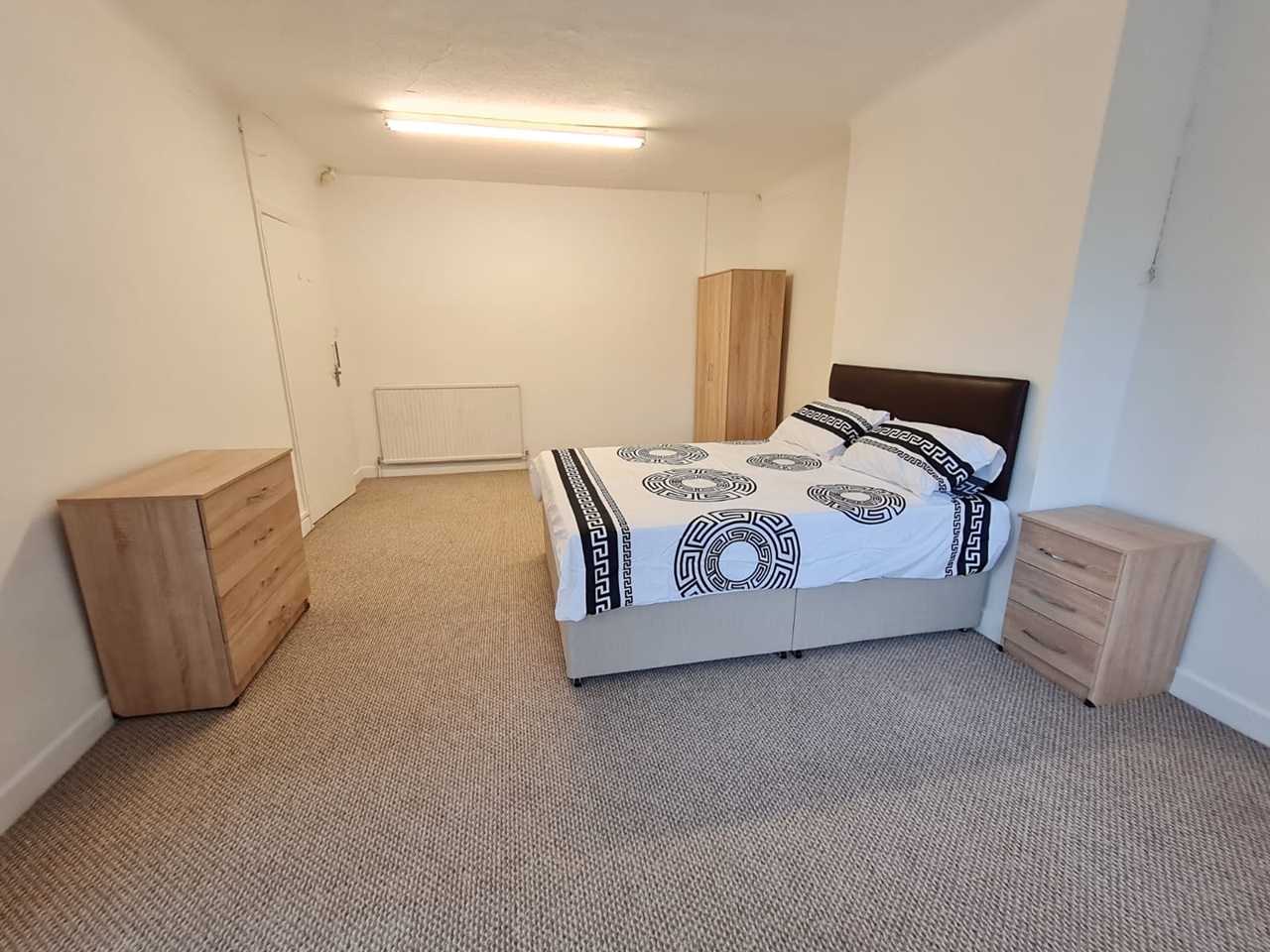 StainesUponThames Room in a Shared House, Chertsey Lane, TW18 To