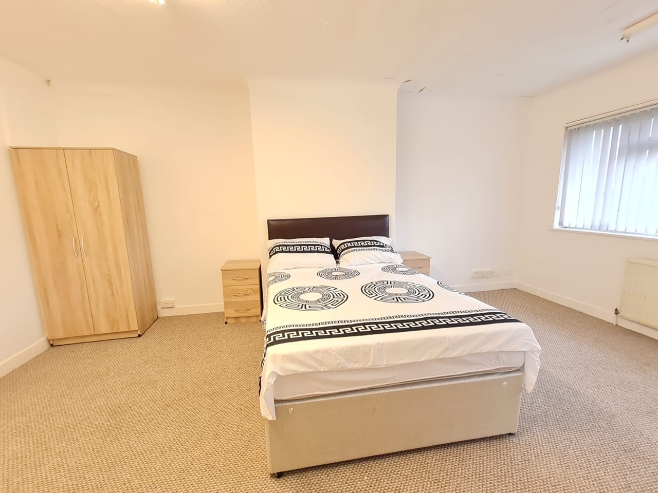 StainesUponThames Room in a Shared House, Chertsey Lane, TW18 To