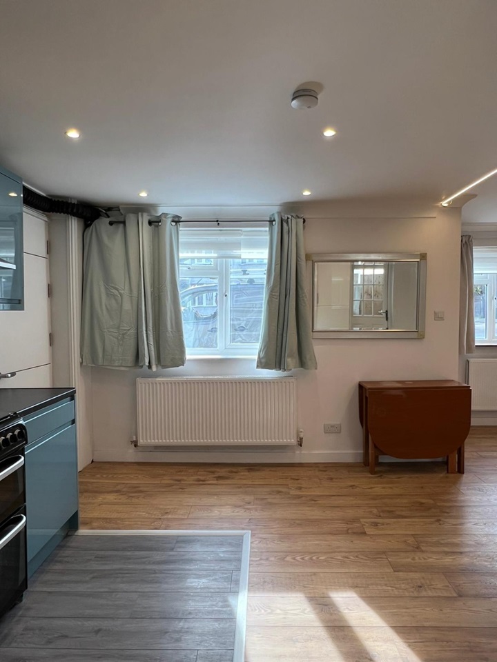 Mitcham Studio Flat, Church Road, CR4 To Rent Now for £1,200.00 p/m