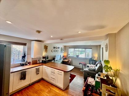 2 Bed Flat, Queens Rd, RH19